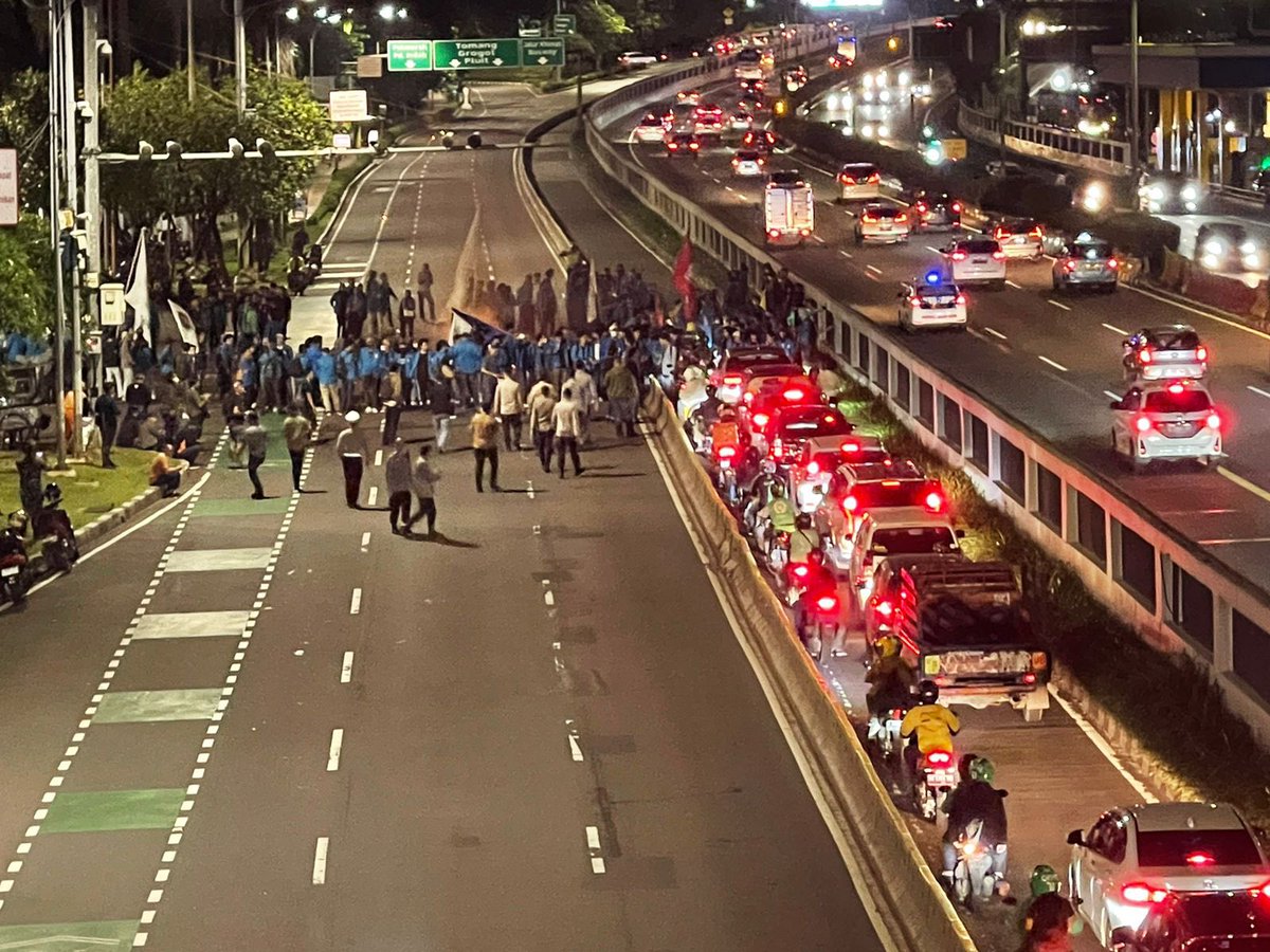 Bobbycandraa5's tweet photo. Tolong petugas kepolisian tindak tegas mahasiswa yang seperti ini. Mereka yang demo kami yang kena imbas kemacetan. Nutup jalan faedah buat mereka itu apa cobaaa @DivHumas_Polri @ListyoSigitP 

#bbrightvc https://t.co/qvIzAPZtqF