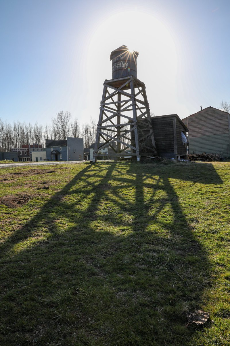 JamestownSet's tweet image. We love sunbursts and shadows! The fun thing about Jamestown, is you can take a photo of the same structure 100x, but if you keep going at different times of day, you'll always get slightly different results.

#wcth #hopevalley #rapunzelletdownyourhair 

📸 Krista Petrie