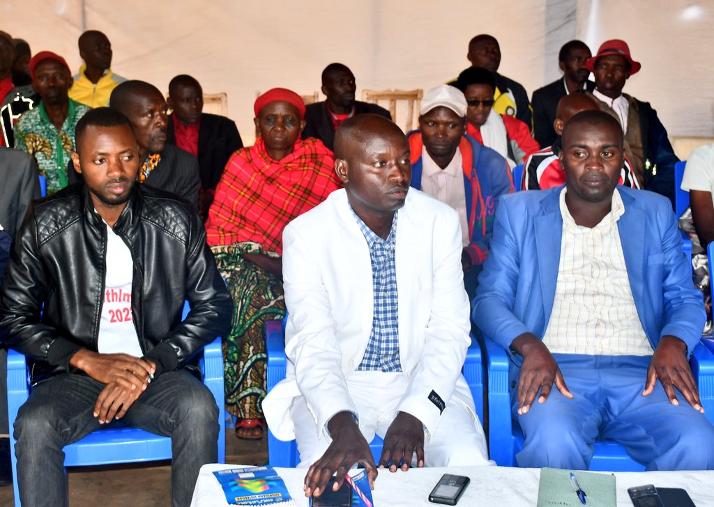 ABPInfos's tweet photo. #Burundi Après la zone #Banga, le gouverneur de @KayanzaProvince rencontre les habitants des zones #Ruganza et #Kabuye de la commune #Matongo. C'est dans le cadre des descentes qu'il organise au niveau des zones pour écouter les préoccupations de la population. https://t.co/c7gbsYelwf