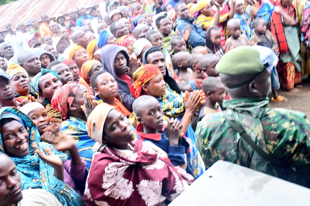 ABPInfos's tweet photo. #Burundi Après la zone #Banga, le gouverneur de @KayanzaProvince rencontre les habitants des zones #Ruganza et #Kabuye de la commune #Matongo. C'est dans le cadre des descentes qu'il organise au niveau des zones pour écouter les préoccupations de la population. https://t.co/c7gbsYelwf