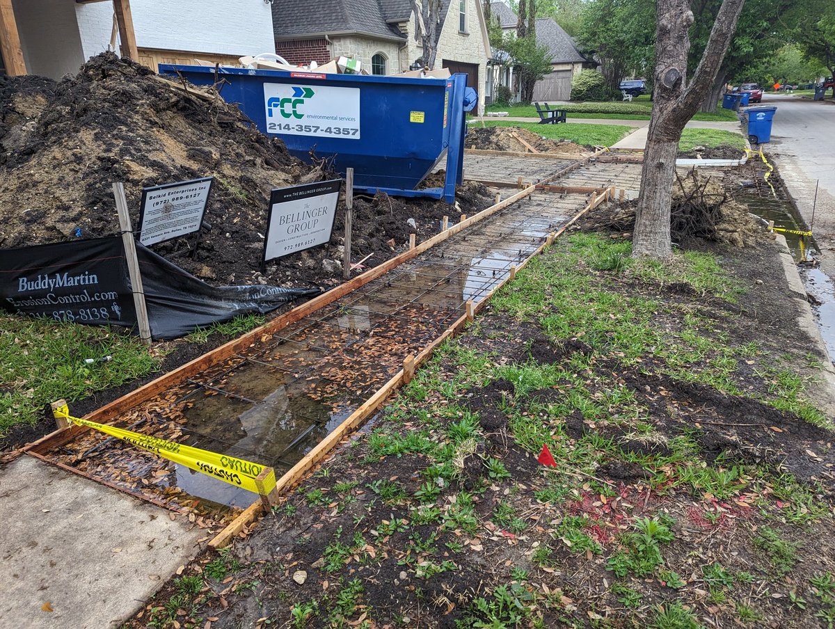 FrogKing76's tweet photo. How many weeks can the Bellinger Group leave a serious pedestrian hazard open and festering in District 14?  @CityOfDallas @ridleyfordallas https://t.co/2VaOTDiVdi