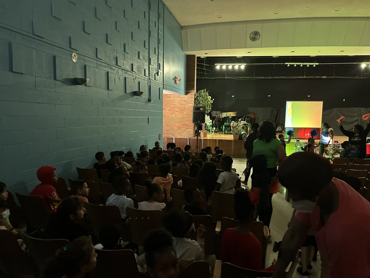 When your awesome AP commits to showing the kids love!! <a href="/TheCrump_AP/">Ms. Crump</a>