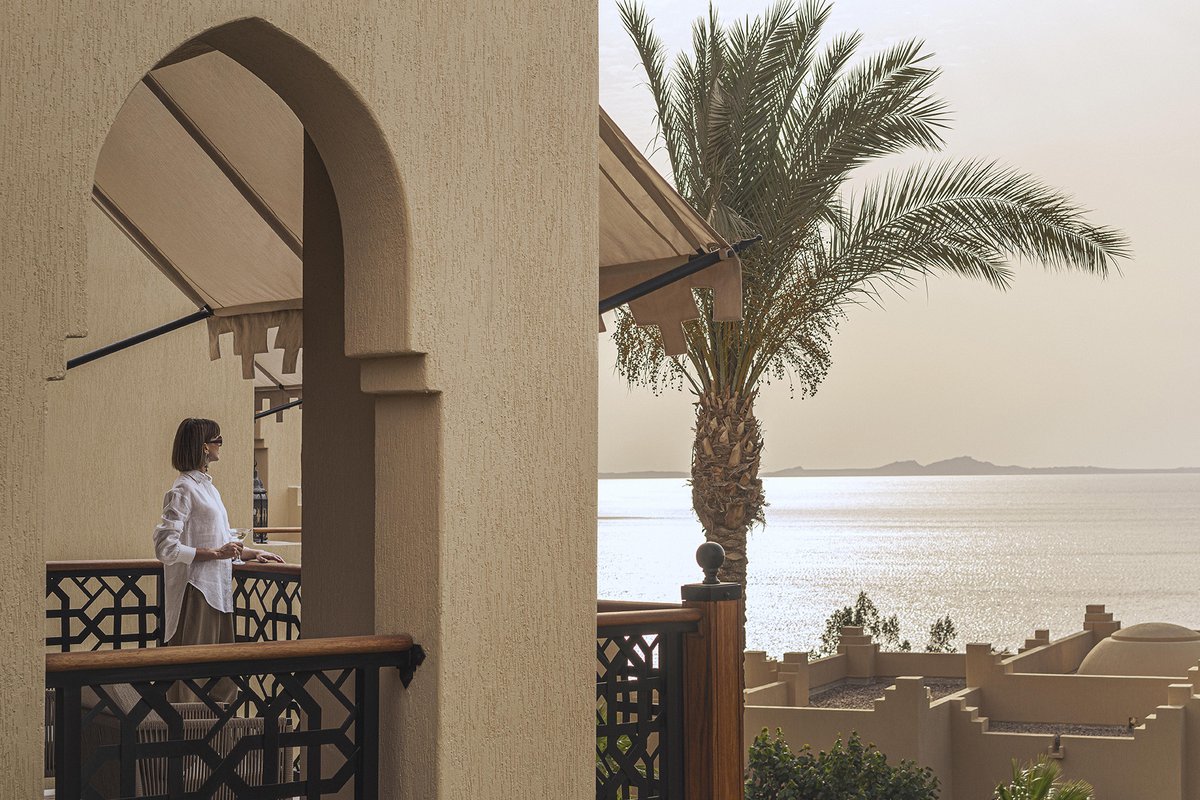 FSSharmElSheikh's tweet image. Transport yourself to a world of Arabian luxury at @fssharmelsheikh, where stunning #RedSea views from your private terrace adorns opulent Arabesque details. What do you think of this picturesque view? 

#DreamwithFS #FSSharmElSheikh
