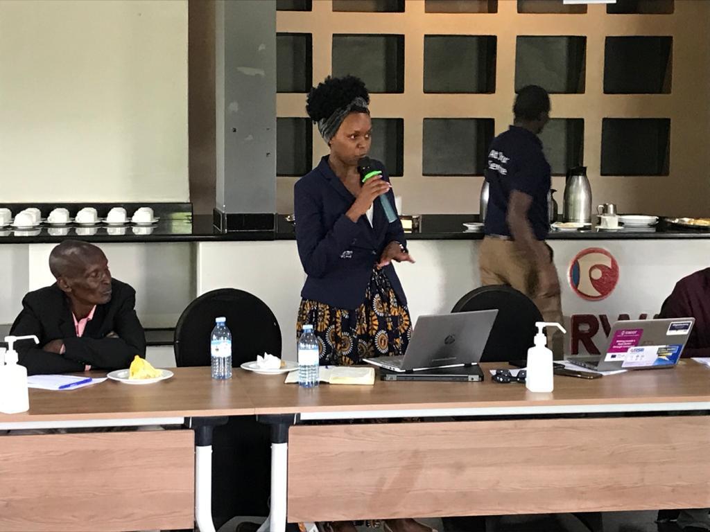 YouthLineForum's tweet photo. Youth Line Forum staff presentation about youth in the informal trade under ubarn formalities(Just  city  and future plans) organised by FES https://t.co/OeXH8iObn0