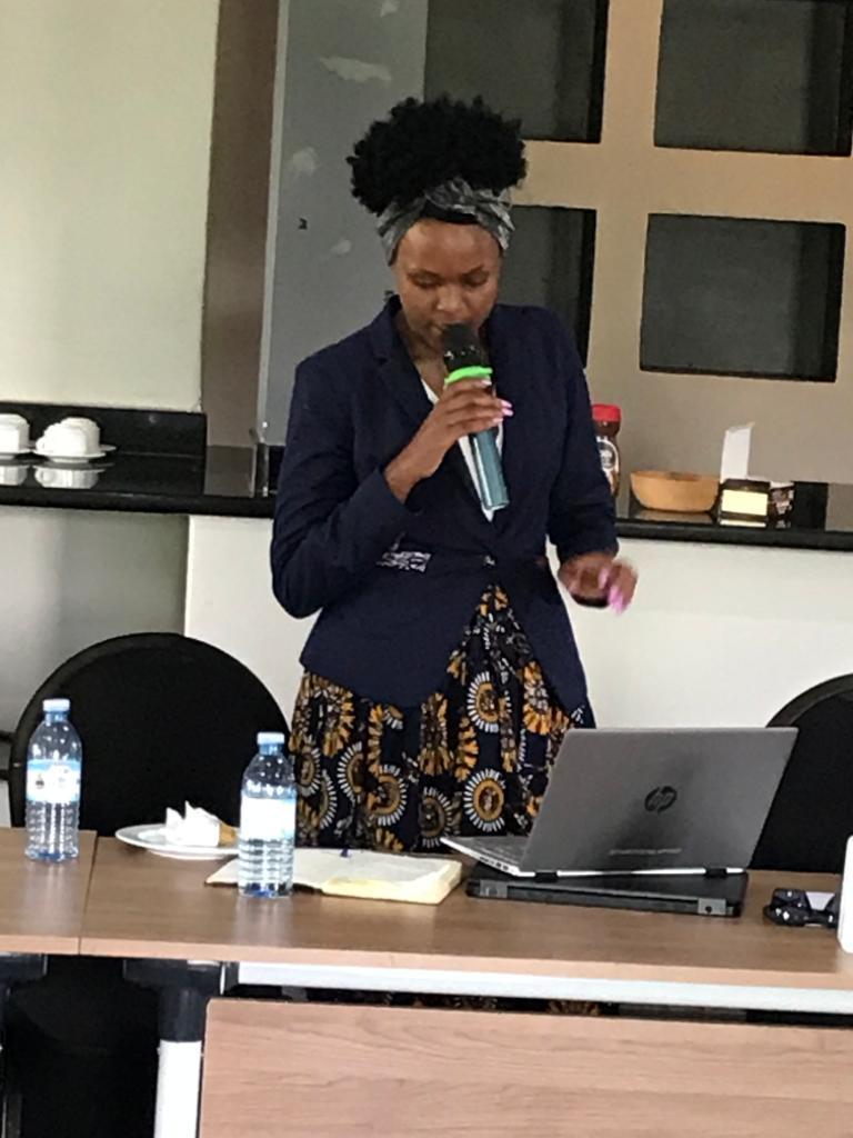 YouthLineForum's tweet photo. Youth Line Forum staff presentation about youth in the informal trade under ubarn formalities(Just  city  and future plans) organised by FES https://t.co/OeXH8iObn0