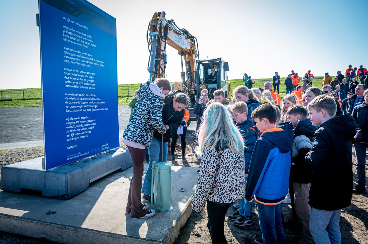 We zijn begonnen op de Lauwersmeerdijk👷‍♀️! Werken aan waterveiligheid met opgaves voor natuur, verkeer en recreatie➡️tinyurl.com/e2d35ckv <a href="/provgroningen/">Provincie Groningen</a> <a href="/HetHogeland/">Gemeente Het Hogeland</a> <a href="/RWS_NN/">Rijkswaterstaat Noord-Nederland</a> <a href="/Waddenkwartier/">Waddenkwartier</a> <a href="/GR_Landschap/">Het Groninger Landschap</a>