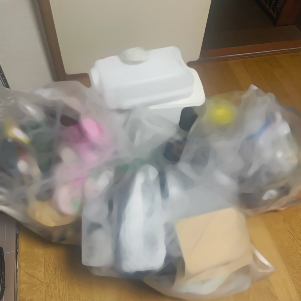 InterviewerYuki's tweet photo. 3日分連続投稿😆

【溜めた澱（おり）
　捨てて離すと
　めぐる運】
　
年度末から続いている
手放し作業

高かった20年前のカシミヤコートも
やっと手放すことができました

偶然と言われれば
そうかもだけど

昨日今日とたて続けに
新規司会のお仕事が入り

#村井泣く
なのです
#ユッキー心の川柳 https://t.co/Z1kOSfB8My