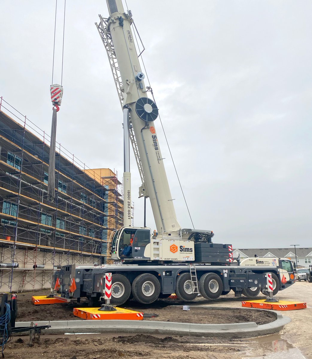 SimsCrane's tweet photo. Sims is on the job in Jacksonville, Florida! Our Tadano AC300-6 places an 11,000 lb. HVAC rooftop unit at the Reunion Rehabilitation Hospital under construction. #SimsCrane #heavylifting https://t.co/xseBXX9Q17