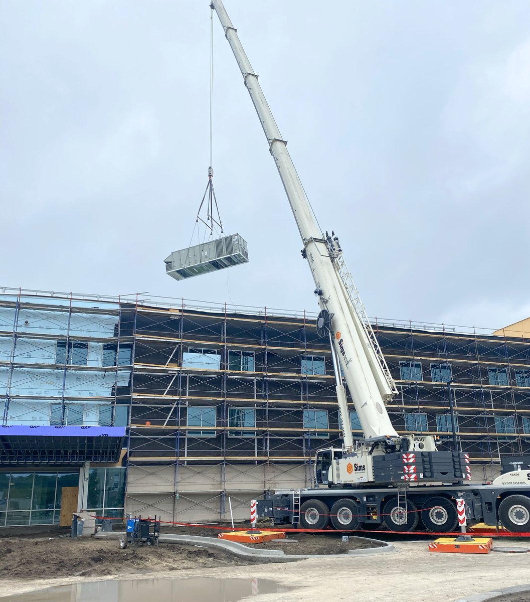 Sims is on the job in Jacksonville, Florida! Our Tadano AC300-6 places an 11,000 lb. HVAC rooftop unit at the Reunion Rehabilitation Hospital under construction. #SimsCrane #heavylifting