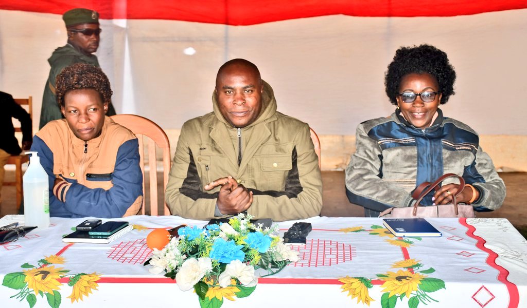 ABPInfos's tweet photo. #Burundi Après la zone #Banga, le gouverneur de @KayanzaProvince rencontre les habitants des zones #Ruganza et #Kabuye de la commune #Matongo. C'est dans le cadre des descentes qu'il organise au niveau des zones pour écouter les préoccupations de la population. https://t.co/c7gbsYelwf