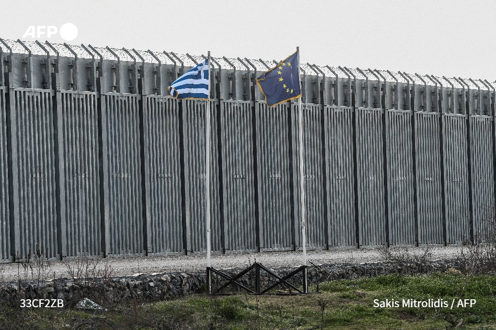 🇬🇷 La Grèce étend sa clôture anti-migrants, un mur métallique érigé en 2020, surveillé par des militaires équipés de caméras, de radars high-tech et de drones, pour empêcher des migrants d'entrer dans l'UE 
➡️ u.afp.com/iBUE
✍️ @yayaberlin et @bkyriak #AFP