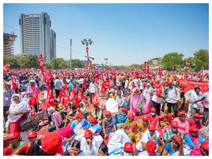 SunandaSSinha's tweet image. #CITU, #AlKS &amp;amp; AIAWU took out a massive rally in #Delhi’s Ram Leela ground today against #ModiGovt&apos;s utter disregard of their basic needs &amp;amp; loss of livelihoods.
Expectedly mainstream #Godimedia avoided coverage of this #WorkerFarmerRally.
#MazdoorKisanSangharshRally