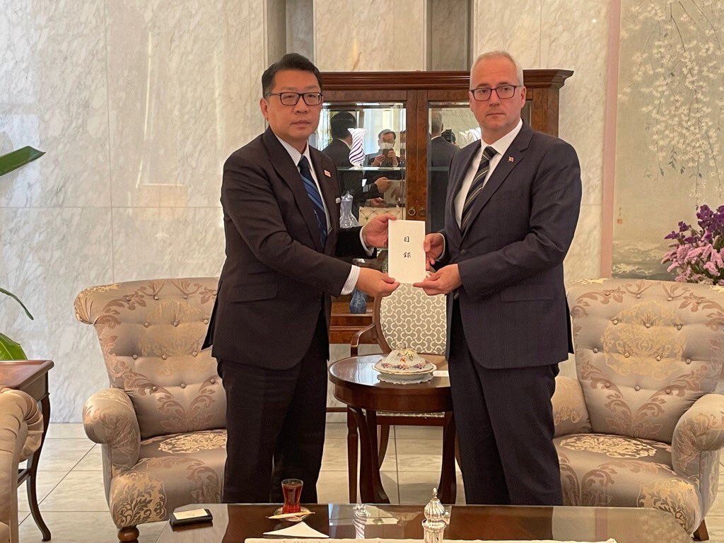 トルコ大使館🇹🇷にギュンゲン大使を訪ね義援金をお渡しました。
文京区はイスタンブール市ベイオウル区と友好都市で防災教育事業で連携してきました。2月に発生したトルコ大地震への義援金活動を開始、庁舎や梅まつり会場等で多くの方にご協力いただきました。厚く御礼申し上げます。
　#文京区長