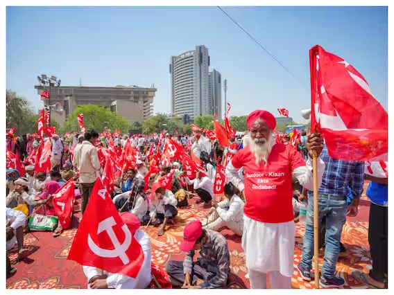 SunandaSSinha's tweet image. #CITU, #AlKS &amp;amp; AIAWU took out a massive rally in #Delhi’s Ram Leela ground today against #ModiGovt&apos;s utter disregard of their basic needs &amp;amp; loss of livelihoods.
Expectedly mainstream #Godimedia avoided coverage of this #WorkerFarmerRally.
#MazdoorKisanSangharshRally