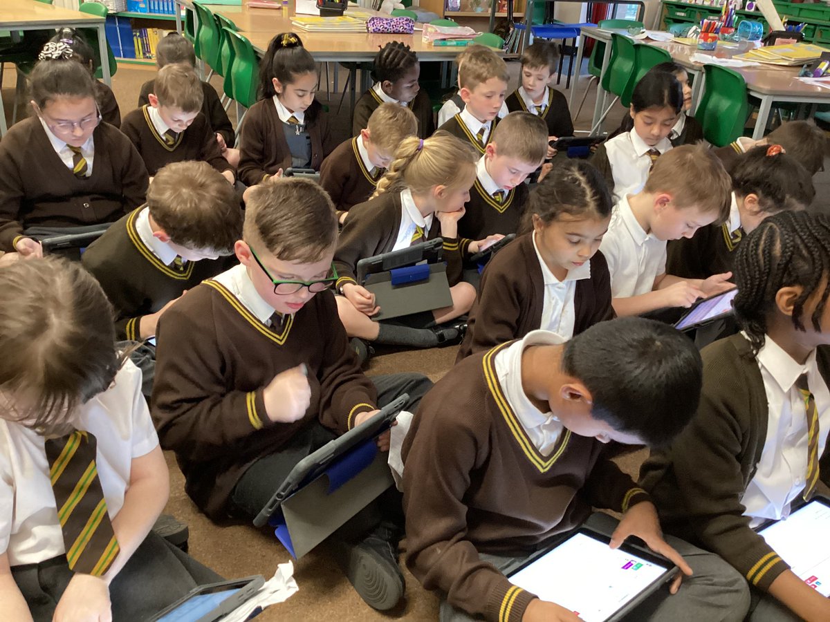 5StHerberts's tweet image. We are learning to send emails. #StHerbertsComputing