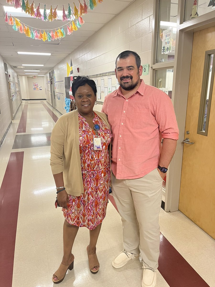 algal126's tweet photo. Mom and Dad of Cherrydale looking very Spring-y and match-y this morning!  @Cherrydale_Elem @mcclureimpact15 https://t.co/EuoK32Hbsb
