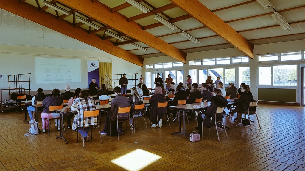 @poleemploi_HDF Clermont mobilisé pour le recrutement #ACTION en prévision de la prochaine ouverture prévue fin juin! 50 chercheurs d'emploi présents pour répondre au besoin de l'employeur (avec Mme Descamps, Responsable). La #MRS sollicitée.

<a href="/ClaudineBourey/">BOUREY Claudine</a>
<a href="/AlexandraLebea2/">Alexandra Lebeau</a>