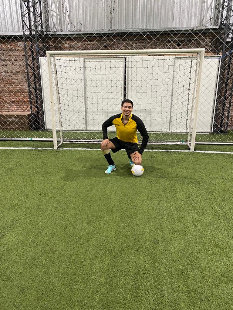 Peñarol nomas! En imagen, en ambas fotos con la ropa de entrenamiento de Peñarol, en una con mi pie sobre la pelota y en otra agachado haciéndome el jugador fatal! Ja ja ja