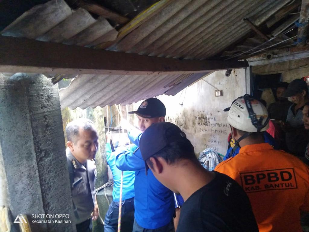 Rabu,5-04-2023 TRC BPBD Bersama <a href="/damkarjogja113/">PEMADAM KOTA YOGYAKARTA</a> evakuasi orang meninggal dlm sumur di Soragan rt 5 Ngestiharjo Kasihan.
Korban Ibu S (66th) sktr jam 10:30 wib ditemukan sdh MD di dalam sumur dgn kedalaman ±9meter. Diduga korban masuk kedalam sumur krn depresi sakit yg tdk sembuh²