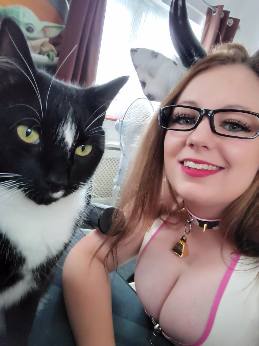 Aww Edward is always by my side.... even if I am a cow sometimes 🤣 Comment ❤️ if you want to see more of me and Edward!

#latexselfie #latexbabes #goofywomen #crazycatladylife #catdiary #latexlovers #waifumaterial #cats🐱