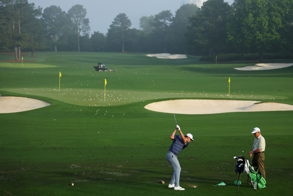 Scottie Scheffler alone on the range early this morning.

#themasters