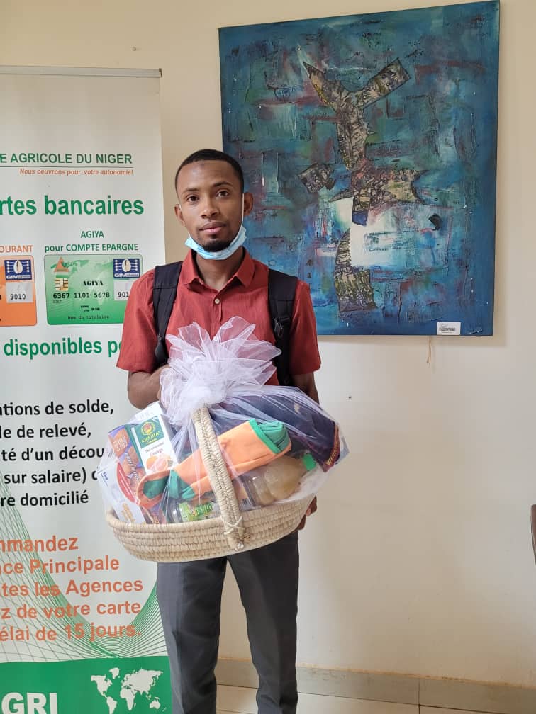 NigerBagri's tweet photo. Félicitations aux gagnants du Jeu #Quiz_Ramadan du 30 Mars 2023.
Nos heureux gagnants Boubacar Abdoul Aziz et Kassoum Junior Zaid ont reçu leurs lots ce lundi 03 Avril au siège de la @Banque Agricole NE.

#BagriNiger
#Gagnants_Quizz
#Satisfaction_Clientèle https://t.co/LXlriVNh5Z