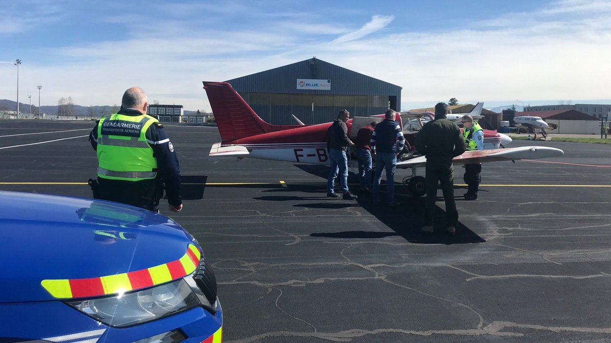 Gendarmerie_GTA's tweet photo. [Actu] 28 mars 2023 • Exercice de police de l'air #POLAIR pour la #BGTAGrenoble : contrôle d'un avion privé après infraction des règles de la circulation aérienne.
➡️ Il est important pour tous les pilotes de préparer leurs vols et de bien consulter l'information aéronautique ! https://t.co/EeuYTIsKax