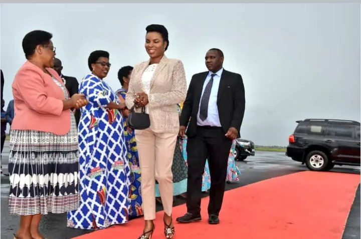 BurundiTop23976's tweet image. #Angeline Ndayishimiye yatashe avuye mu #Butaliyano aho bimwe mu #bitaro vyo muri #Italie vyemeye kuzoza #biravura abana bafise uburwayi #butavurirwa mu #Burundi.

#Yarabonanye #nindongozi za @PAM ndetse #yaremerewe #gufashwa mu #mugambi wo #gufungurira abana #kumashure.