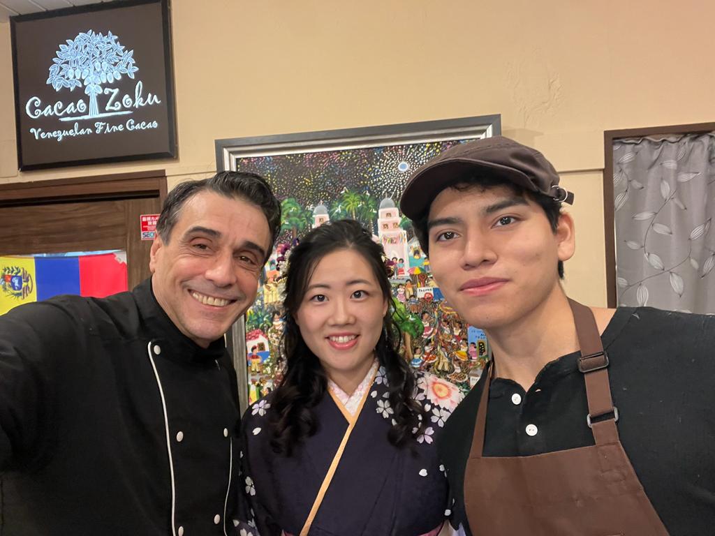 venezuela_migra's tweet photo. El año 2022 fue de gran éxito para Alfredo y Cacao Zoku: ganaron la medalla de bronce🥉en la competición de Asia-Pacifico del “International Chocolate Awards” y una de plata🥈en la competición mundial del mismo certamen con un chocolate hecho con cacao de Chuao🇻🇪 https://t.co/2IxVOUQyFB