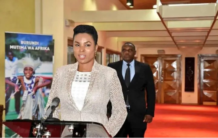 BurundiTop23976's tweet image. #Angeline Ndayishimiye yatashe avuye mu #Butaliyano aho bimwe mu #bitaro vyo muri #Italie vyemeye kuzoza #biravura abana bafise uburwayi #butavurirwa mu #Burundi.

#Yarabonanye #nindongozi za @PAM ndetse #yaremerewe #gufashwa mu #mugambi wo #gufungurira abana #kumashure.