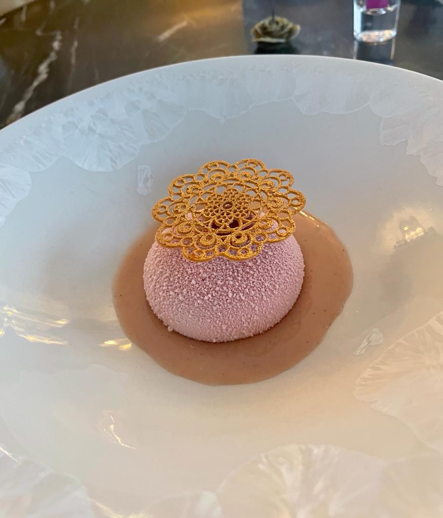 MICHELINgidsBNL's tweet photo. Fond de crumble tonka/sablé, mousse à la vanille, chutney léger pomme/poire vanillé, coque de chocolat ruby. La finesse de @ArabelleInfo dans toute sa subtilité.
#ArabelleMeirlaen #Marchin #MICHELINStar https://t.co/J5q9nmBDke