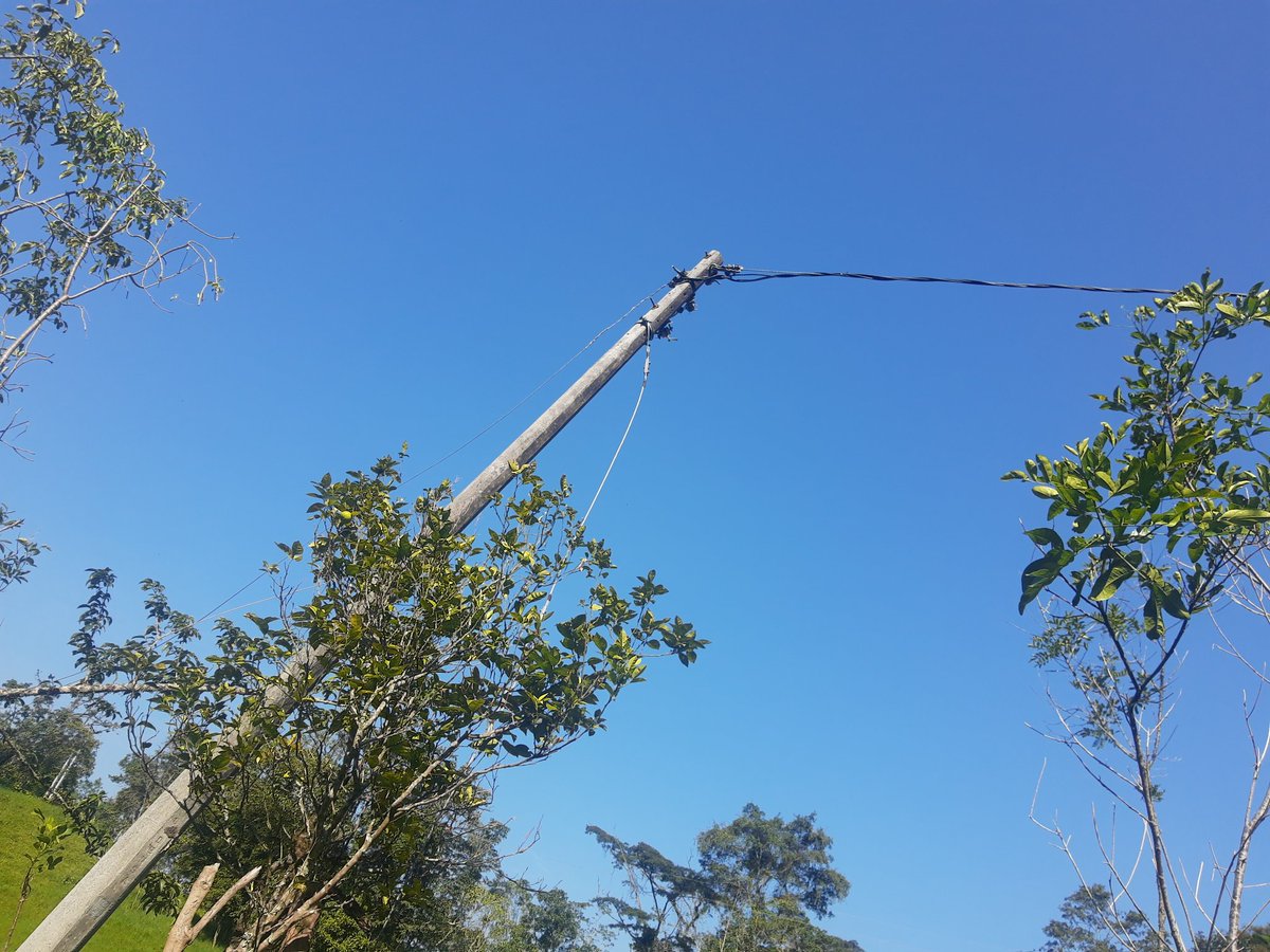 gellversus's tweet photo. URGENTE "si no ha habido muertos no hay peligro" dicen técnicos de @EnelClientesCO ante INMINENTE CAÍDA de poste con cables de alta tensión. Dra. Miriam Rodríguez Caicedo @Superservicios ¿hasta cuándo el Abuso de la Posición Dominante de ese oligopolio? Dr. @velascoluisf, @UNGRD https://t.co/NApyxFrs6v