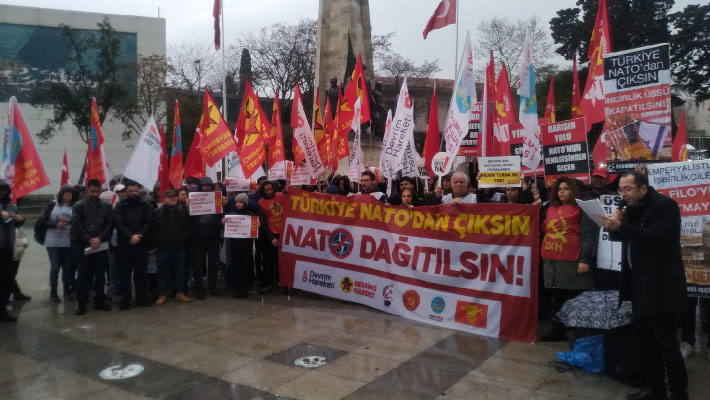 ilericigenclik's tweet photo. Dün, eli kanlı savaş örgütü #NATO, kuruluşunun 74. yılında Beşiktaş'ta protesto edildi. "Türkiye NATO'dan Çıksın, NATO Dağıtılsın" pankartı ile bir araya gelen yurttaşlar basın açıklaması okuyarak sloganlarla emperyalist savaş örgütünü protesto ettiler. 
#natodancikilsin https://t.co/IvvkCYNz7x