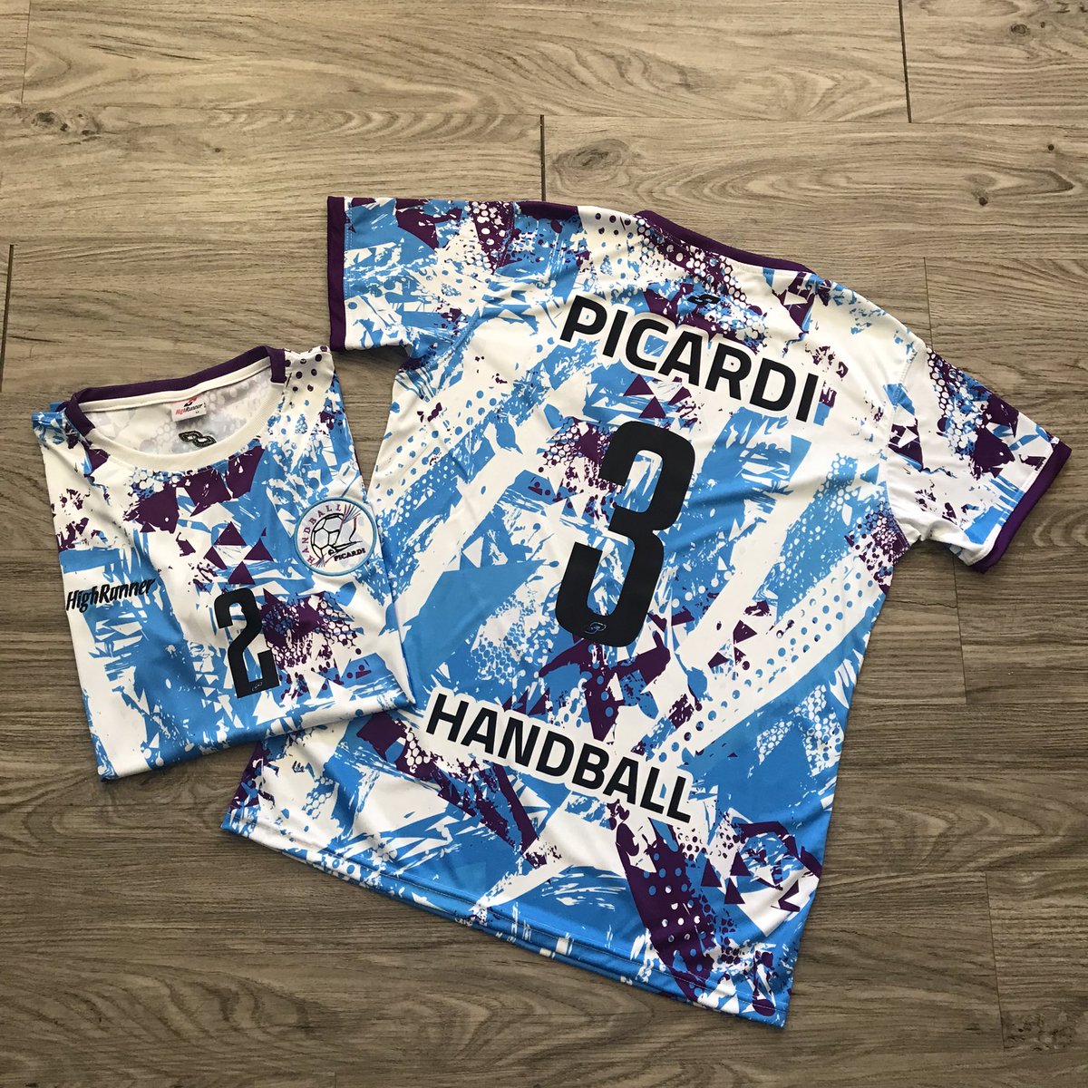 High Runner (@highrunnerarg) on Twitter photo ✅ Otro pedido listo desde fábrica, en esta oportunidad para #HandballPicardi.
👕 Camiseta sublimada, con escudo bordado y números estampados en termovinilo.
📩 Para presupuestos envíanos un mail a info@highrunner.com.ar ✅ Otro pedido listo desde fábrica, en esta oportunidad para #HandballPicardi.
👕 Camiseta sublimada, con escudo bordado y números estampados en termovinilo.
📩 Para presupuestos envíanos un mail a info@highrunner.com.ar