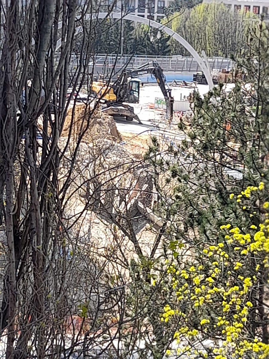 David92801's tweet photo. Suite de l arrivée du nouvel engin sur #Boieldieu #Puteaux. Effectivement c est bien pour démolir l existant. Depuis des années c est comme cela on casse, reconstruit pour recasser. D où le caractère interminable. Il y a un réel problème d'argent public. https://t.co/Us16AIedqi