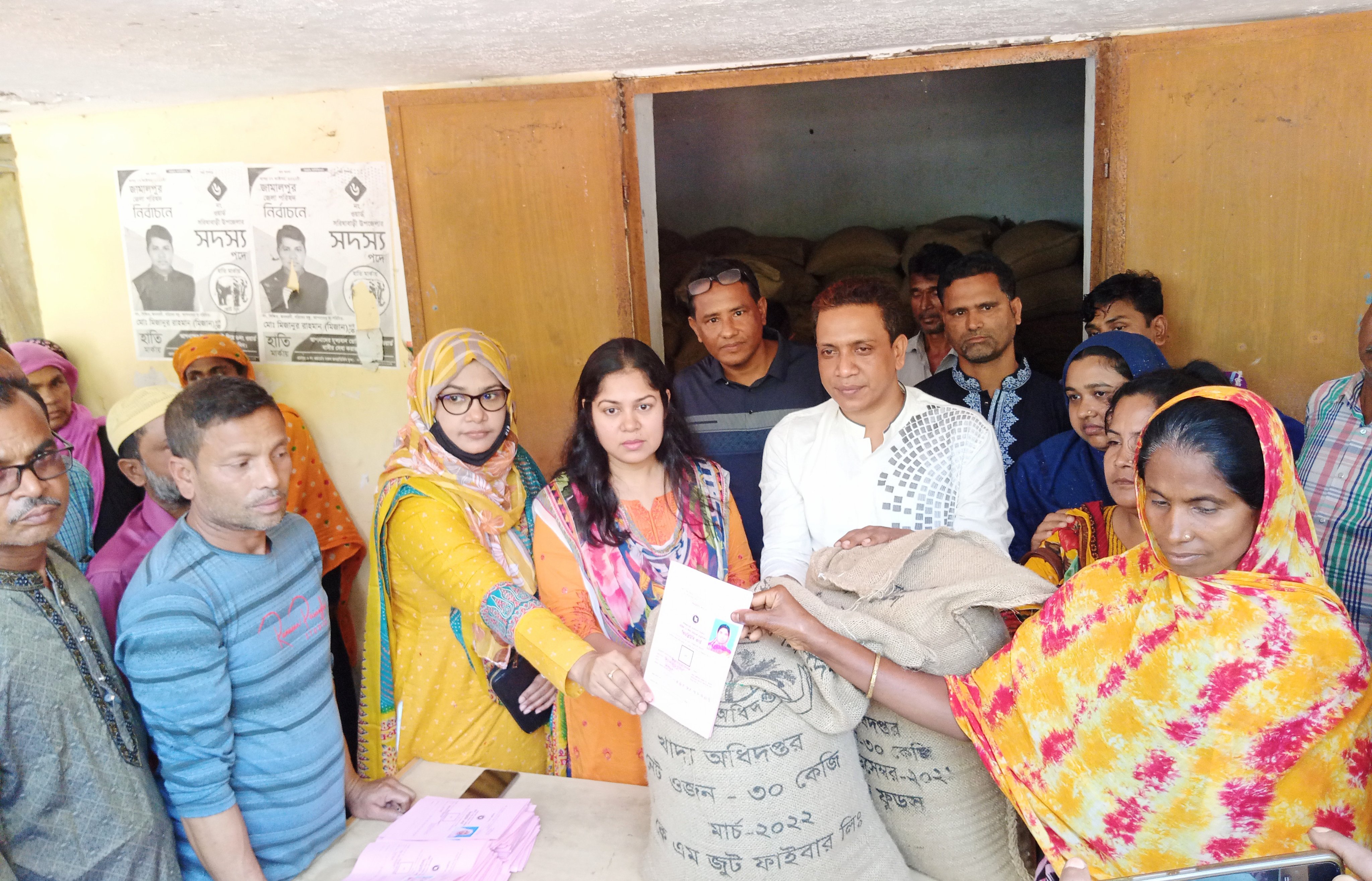 সরিষাবাড়ীতে ‘ভিডব্লিউবি’ কার্ডধারীদের মাঝে চাউল বিতরণ