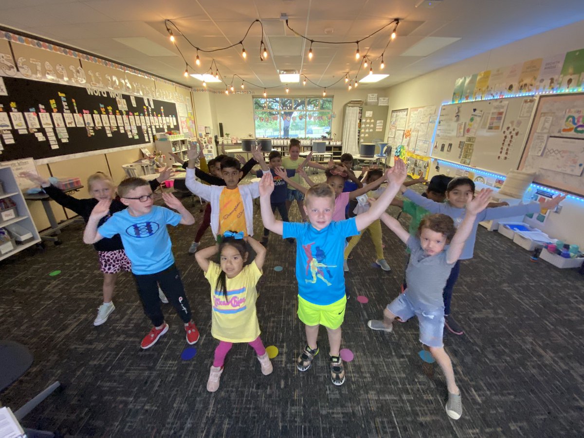 gina_williford's tweet image. Getting ready for handwriting practice! Today’s letter of the day is Xx. We practiced making x’s with our bodies for a total physical response. Normal vs. stretchy (how to write them properly). #pinkspringtraining @shantieljovanna @eagertolearnSoo @pressNseale @CounselorCaring