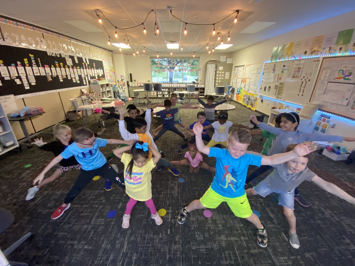 gina_williford's tweet image. Getting ready for handwriting practice! Today’s letter of the day is Xx. We practiced making x’s with our bodies for a total physical response. Normal vs. stretchy (how to write them properly). #pinkspringtraining @shantieljovanna @eagertolearnSoo @pressNseale @CounselorCaring