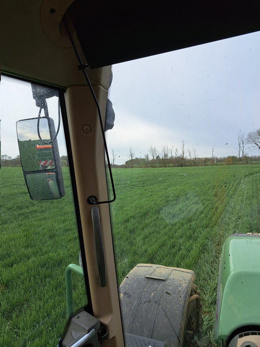 Lmillsy_135's tweet photo. Catching up after one lot of rain while racing the next lot... trusty crusoe getting its N&amp;S for N2. Thank goodness the new Urea rules aren't in this year #DEFRA #notgotaclue https://t.co/G42iCBJ20D