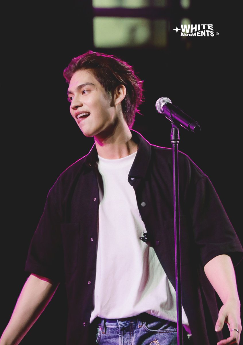 WHITE MOMENTS tweet media