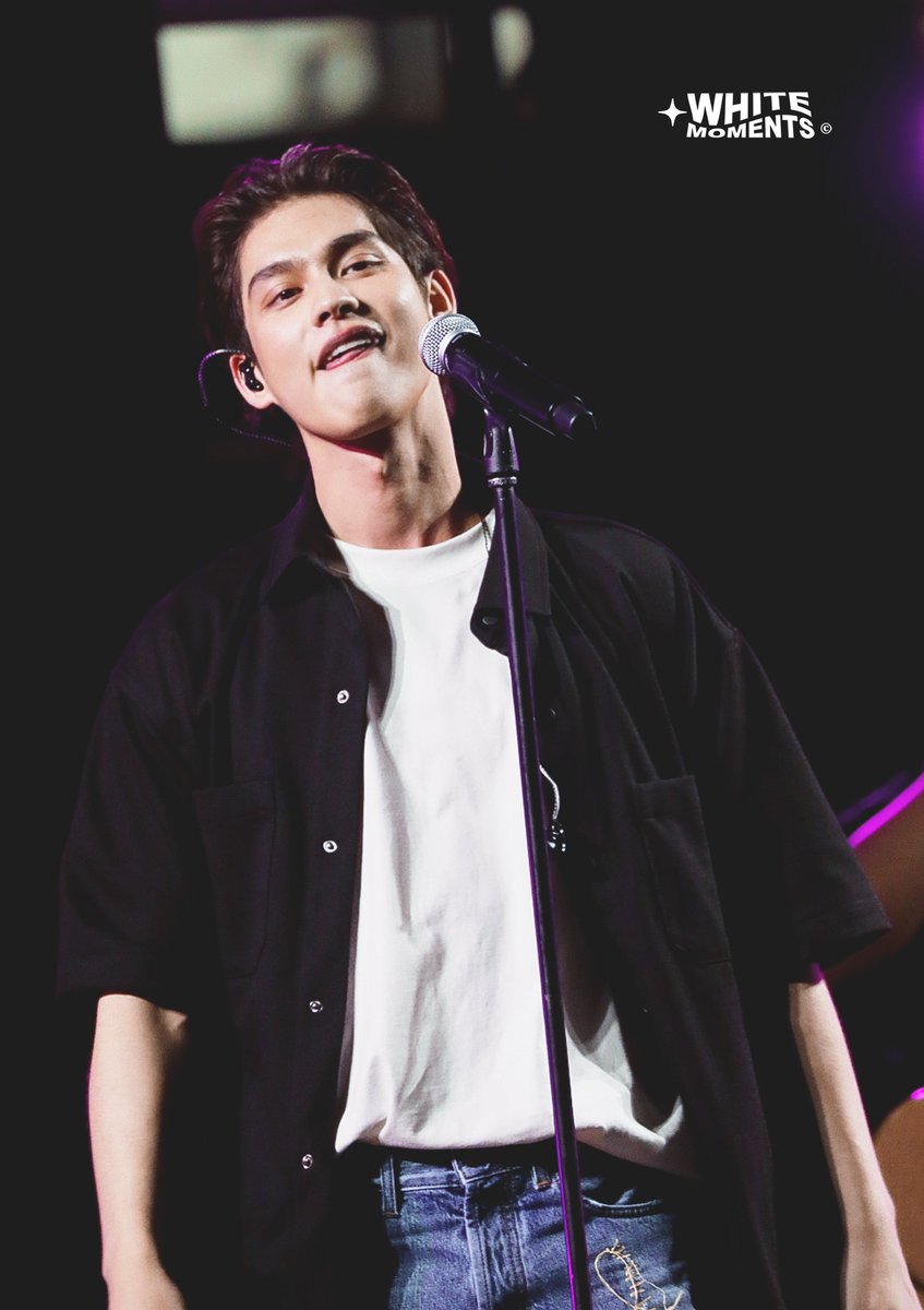 WHITE MOMENTS tweet media