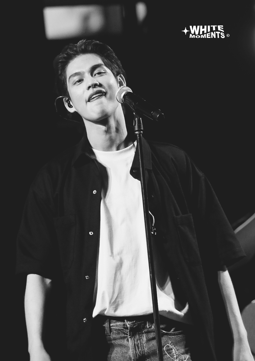 WHITE MOMENTS tweet media