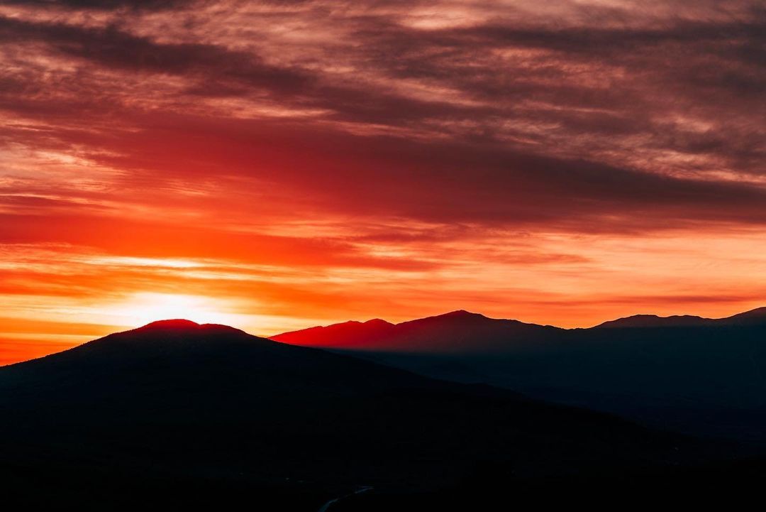 Sunsets in the #WhiteMountain. 🌄 😍 
📷: @antonpugphoto (Mt. Washington)