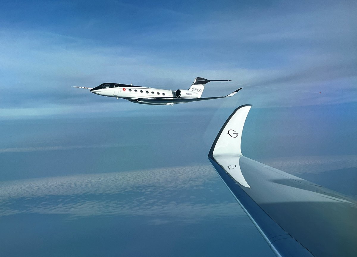 Seeing double? The #G700 and #G800 are flying in formation this #WingtipWednesday — serene sanctuaries at top speeds. ✈️