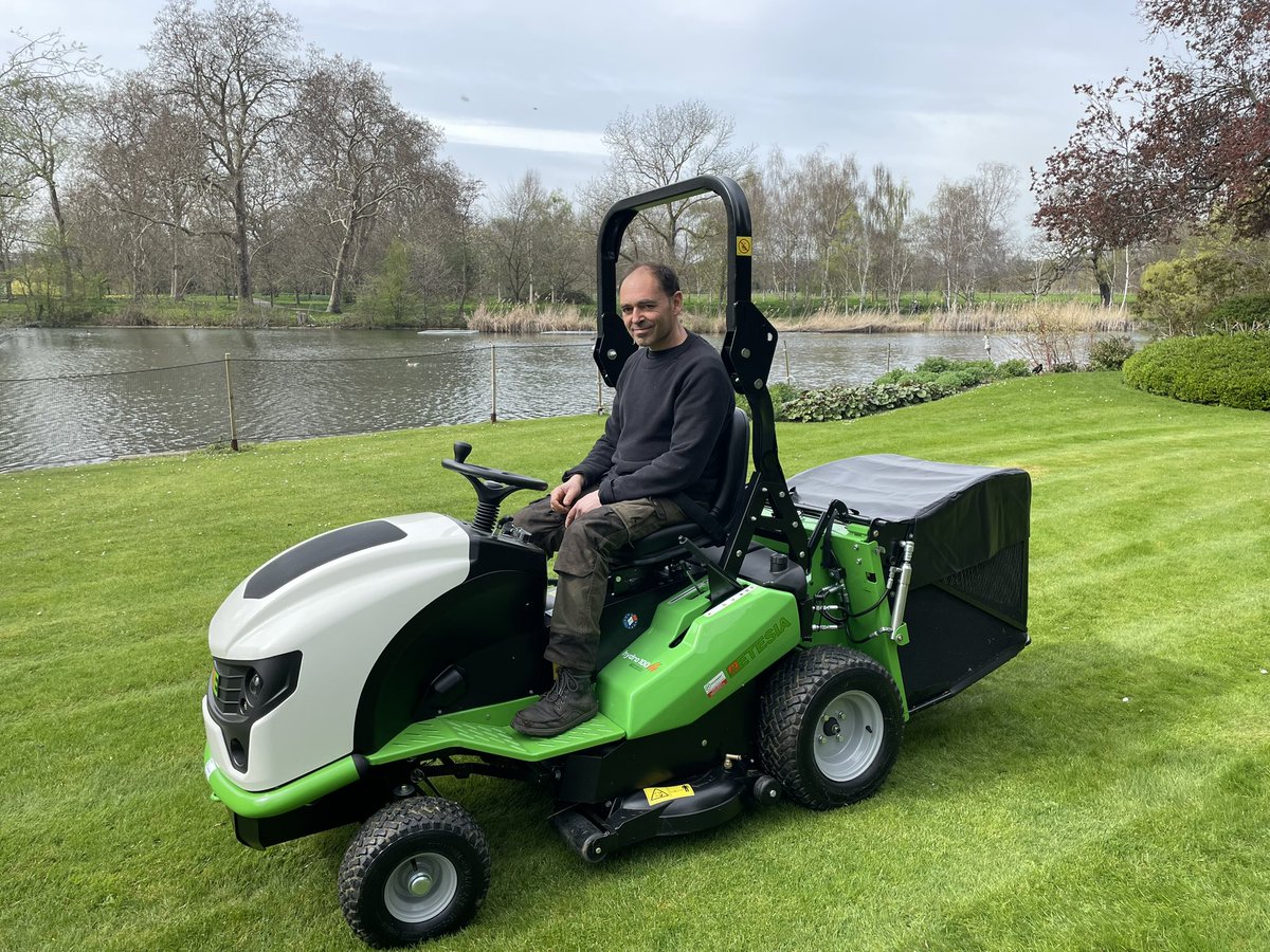 A brand new Etesia MKEHH Hydro 100 delivered and installed via area sales manager Scott Reynolds with a private estate customer in central London. A beautiful setting for a fantastic machine! <a href="/Etesia_UK/">Etesia UK</a> <a href="/EtesiaMowerman/">Ian Collington</a> <a href="/EtesiaUK/">Etesia UK</a>