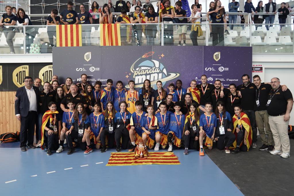 SELECCIONS | 🏀 El bàsquet català té el futur assegurat. La <a href="/FCBQ/">FCBQ</a> ha fet 100 anys…i els que queden. Sent pioners i referents. UN ORGULL. Campionat d’Espanya exemplar a tots nivells
#a100ambelBasquet 📷M.A.CHAZO
basquetcatala.cat/noticies/9999