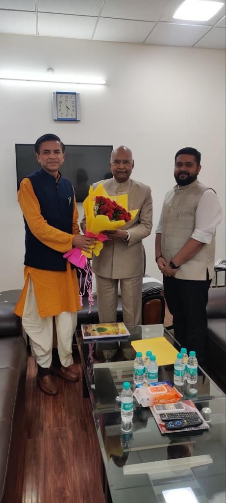 देश के पूर्व राष्ट्रपति आदरणीय श्री रामनाथ कोविंद जी से शिष्टाचार भेंट हुई और उन्हें देवभूमि #देवरिया आने का निमंत्रण दिया। देश की प्रगति और समाज कल्याण से जुड़े विभिन्न विषयों पर उनके विचार सदैव ही प्रेरणा देते रहेंगे।

<a href="/ramnathkovind/">Ram Nath Kovind</a> #UttarPradesh #BJP4UP #Deoria