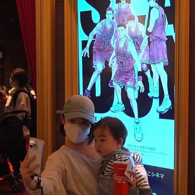 livedoornews's tweet photo. 【実施】『THE FIRST SLAM DUNK』を赤ちゃんと鑑賞、子供に配慮した「おやこシネマ上映」
https://t.co/H3KmE8Dbr8

周りの観客も子供連れであるため、周囲に気兼ねなく鑑賞することができ、照明は明るく、音量は小さく設定されている。池袋の映画館で多くの親子がそろって映画を楽しんだ。 https://t.co/XEJHz9nkWT