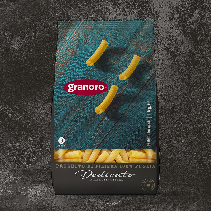 Solo nei migliori punti vendita, i nuovi formati Granoro Dedicato! Ispirati dalla straordinaria arte pastaia italiana e rivisitati dalla maestria del nostro fondatore Attilio Mastromauro, nascono formati-capolavoro, frutto di anni di storia e scienza del gusto.