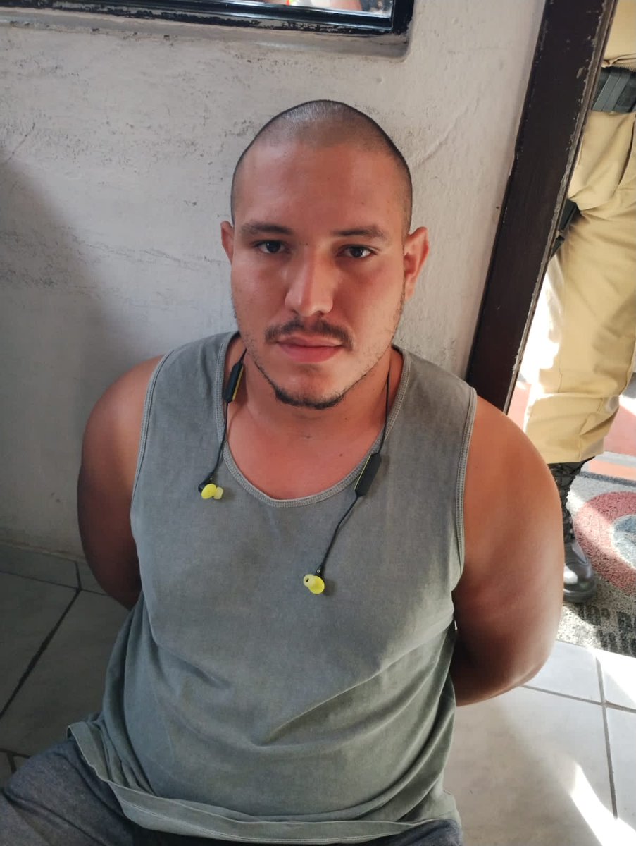 mspbra's tweet photo. 🚨 URGENTE!

Homem de 25 anos , já se entregou após entrar em creche em Blumenau com machadinha e matar ao menos 4 crianças, uma continua em estado grave.

QUAL A PENA VOCÊ DARIA PARA ESSE HOMEM? https://t.co/8VMUxoK7NH